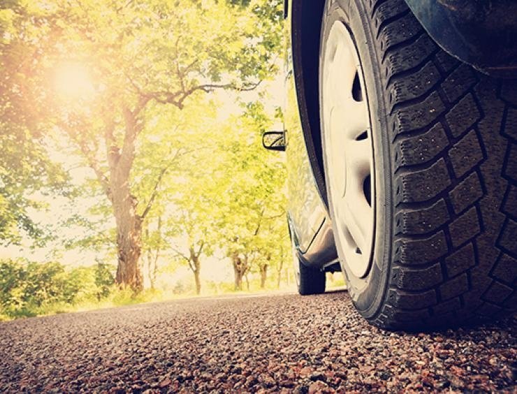 zbliżenie opony samochodu na drodze