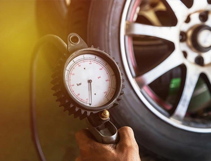 Zbyt wysokie ciśnienie w oponie