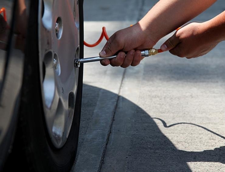 Czy warto napełniać opony azotem?