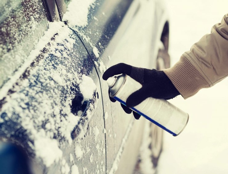 Jak poradzić sobie z zamarzniętym zamkiem w samochodzie?