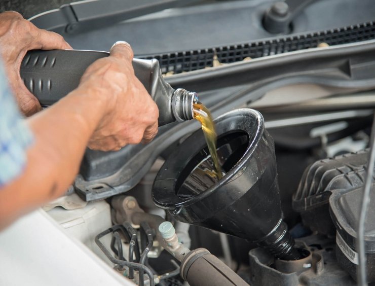 Przegląd auta – jakie płyny trzeba wymienić w używanym samochodzie?